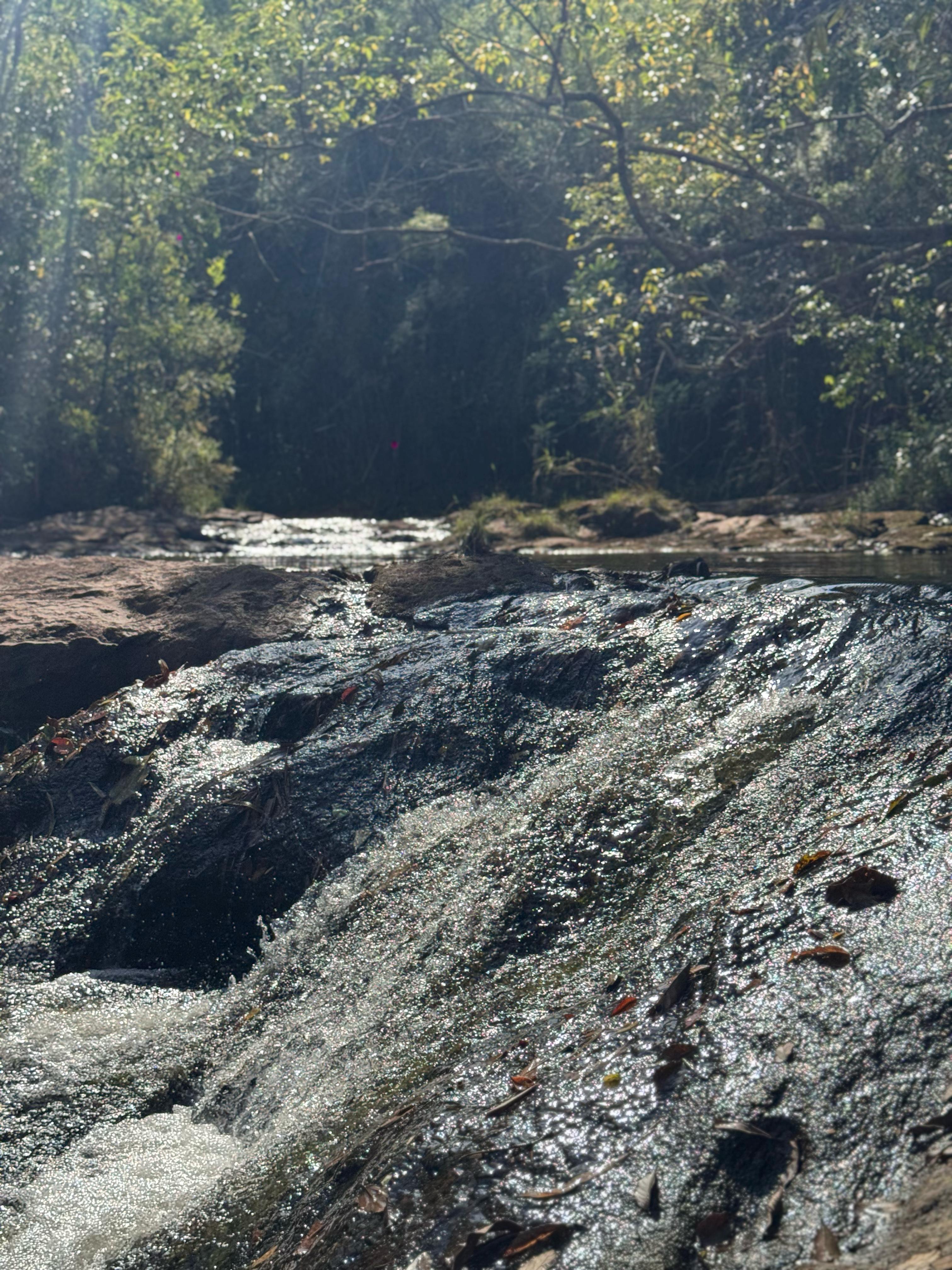 Água correndo sobre as pedras